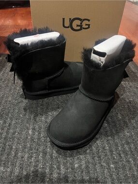 UGG Kids Mini Bailey Bow II Boots Black Size 13 NWT Box Sheepskin Fur